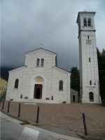 22 Foza - Die Kirche mit zwei Granaten am Eingang